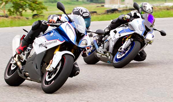 ที่สุดของการรีวิว BMW S1000RR 2015 ประกอบไทย กับการท้าชนรุ่นพี่ HP4 | MOTOWISH 10