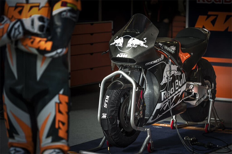 KTM เปิดตัวรถต้นแบบ RC16 กระโดดร่วมวง MotoGP 2017 | MOTOWISH 16