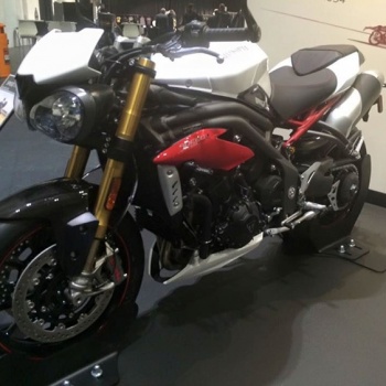 ภาพชุดแรกของ Triumph Speed Triple R 2016 ถูกเปิดเผยแล้วที่นี่ | MOTOWISH 16