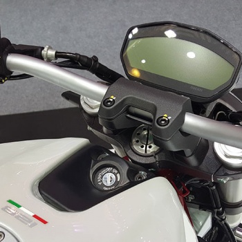 Ducati Monster 821 สีขาวมุก พกความหรูเคียงคู่ความสปอร์ต (Motor Expo 2015) | MOTOWISH 100