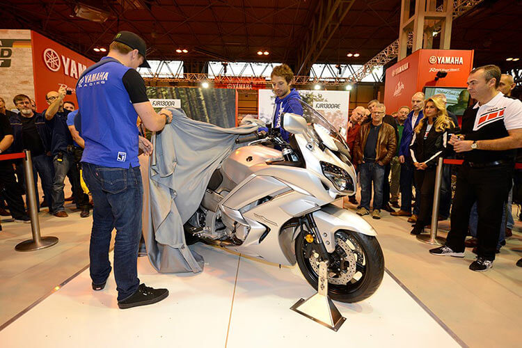Yamaha เอาใจสาวกสปอร์ตทัวริ่งรุ่นใหญ่ อัพเกรด FJR1300 ใหม่รับปี 2016 | MOTOWISH 4