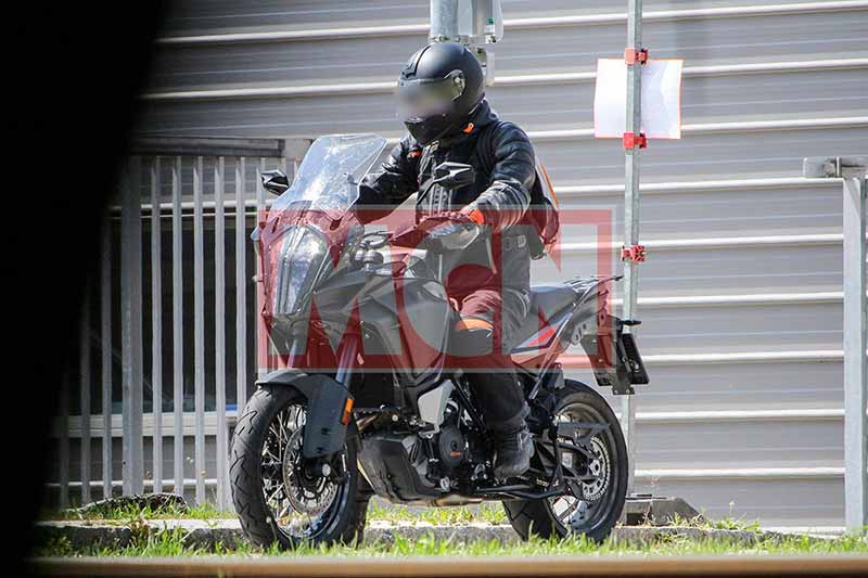 แอบถ่าย KTM 1190 Adventure โมเดล 2017 ปรับโฉมใหม่ให้สดกว่าเดิม | MOTOWISH 140