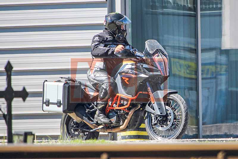 แอบถ่าย KTM 1190 Adventure โมเดล 2017 ปรับโฉมใหม่ให้สดกว่าเดิม | MOTOWISH 139