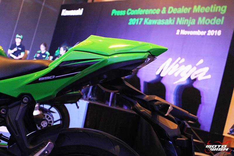 เปิดตัวในไทย Kawasaki Ninja 650 2017 โฉมใหม่สปอร์ตถอดแบบ ZX-10R พร้อมราคาขาย - ในที่สุด Kawasaki Thailand ได้เปิดตัว Ninja 650 2017 อย่างเป็นทางการในประเทศไทย หลังจากได้เปิดตัวไปในงาน Intermot 2016 ที่เยอรมันก่อนหน้านี้ Kawasaki Ninja 650 2017 มาด้วยรูปลักษณ์โฉบเฉี่ยวตามแบบฉบับของ Ninja ซูเปอร์สปอร์ตจากคาวาซากิ เครื่องยนต์ MotoWish 2017 Kawasaki Ninja 650 02 - เปิดตัวในไทย Kawasaki Ninja 650 2017 โฉมใหม่สปอร์ตถอดแบบ ZX-10R พร้อมราคาขาย - ในที่สุด Kawasaki Thailand ได้เปิดตัว Ninja 650 2017 อย่างเป็นทางการในประเทศไทย หลังจากได้เปิดตัวไปในงาน Intermot 2016 ที่เยอรมันก่อนหน้านี้ Kawasaki Ninja 650 2017 มาด้วยรูปลักษณ์โฉบเฉี่ยวตามแบบฉบับของ Ninja ซูเปอร์สปอร์ตจากคาวาซากิ เครื่องยนต์