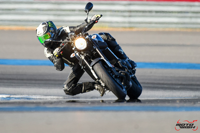 Review : Yamaha XSR900 เท่ห์บาดใจ เรทโทรไบค์ หัวใจสปอร์ต - “แต่ดูรวมๆ แล้วมีเสน่ห์เหลือเกิน ไม่ต้องมาเขิน ฉันพูดจริงๆ เธอมีเสน่ห์มากมาย จะน่ารักไปไหน อยากจะได้แอบอิง ยิ่งดูยิ่งมีเสน่ห์” แหม่!! อารมณ์ดีดี๊ มันใช่เลยกับความรู้สึกแบบนี้ รอคอยกันมาแรมปีกับของดีที่ Yamaha Riders' Club Thailand นำมาให้สาวกได้จับจองเป็นเจ้าของกันแล้ว สำหรับ Yamaha XSR 900 รถสปอร์ตคลาสสิคเรทโทร ทั้งชิค ทั้งไฮโซ เทคโนโลยีโก้ๆ และสมรรถนะเต็มคัน MotoWish Review Yamaha XSR900 02 - Review : Yamaha XSR900 เท่ห์บาดใจ เรทโทรไบค์ หัวใจสปอร์ต - “แต่ดูรวมๆ แล้วมีเสน่ห์เหลือเกิน ไม่ต้องมาเขิน ฉันพูดจริงๆ เธอมีเสน่ห์มากมาย จะน่ารักไปไหน อยากจะได้แอบอิง ยิ่งดูยิ่งมีเสน่ห์” แหม่!! อารมณ์ดีดี๊ มันใช่เลยกับความรู้สึกแบบนี้ รอคอยกันมาแรมปีกับของดีที่ Yamaha Riders' Club Thailand นำมาให้สาวกได้จับจองเป็นเจ้าของกันแล้ว สำหรับ Yamaha XSR 900 รถสปอร์ตคลาสสิคเรทโทร ทั้งชิค ทั้งไฮโซ เทคโนโลยีโก้ๆ และสมรรถนะเต็มคัน