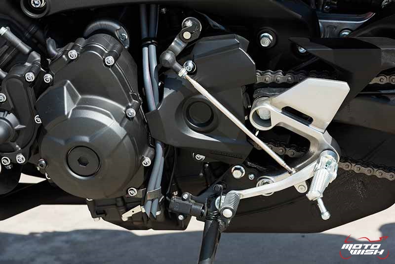 Review : Yamaha XSR900 เท่ห์บาดใจ เรทโทรไบค์ หัวใจสปอร์ต - “แต่ดูรวมๆ แล้วมีเสน่ห์เหลือเกิน ไม่ต้องมาเขิน ฉันพูดจริงๆ เธอมีเสน่ห์มากมาย จะน่ารักไปไหน อยากจะได้แอบอิง ยิ่งดูยิ่งมีเสน่ห์” แหม่!! อารมณ์ดีดี๊ มันใช่เลยกับความรู้สึกแบบนี้ รอคอยกันมาแรมปีกับของดีที่ Yamaha Riders' Club Thailand นำมาให้สาวกได้จับจองเป็นเจ้าของกันแล้ว สำหรับ Yamaha XSR 900 รถสปอร์ตคลาสสิคเรทโทร ทั้งชิค ทั้งไฮโซ เทคโนโลยีโก้ๆ และสมรรถนะเต็มคัน Motowish Yamaha XSR 900 12 - Review : Yamaha XSR900 เท่ห์บาดใจ เรทโทรไบค์ หัวใจสปอร์ต - “แต่ดูรวมๆ แล้วมีเสน่ห์เหลือเกิน ไม่ต้องมาเขิน ฉันพูดจริงๆ เธอมีเสน่ห์มากมาย จะน่ารักไปไหน อยากจะได้แอบอิง ยิ่งดูยิ่งมีเสน่ห์” แหม่!! อารมณ์ดีดี๊ มันใช่เลยกับความรู้สึกแบบนี้ รอคอยกันมาแรมปีกับของดีที่ Yamaha Riders' Club Thailand นำมาให้สาวกได้จับจองเป็นเจ้าของกันแล้ว สำหรับ Yamaha XSR 900 รถสปอร์ตคลาสสิคเรทโทร ทั้งชิค ทั้งไฮโซ เทคโนโลยีโก้ๆ และสมรรถนะเต็มคัน