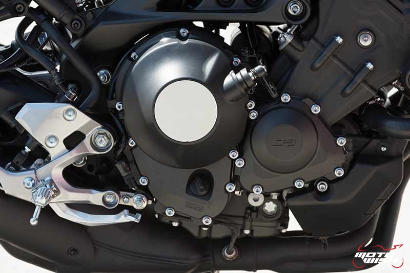 Review : Yamaha XSR900 เท่ห์บาดใจ เรทโทรไบค์ หัวใจสปอร์ต - “แต่ดูรวมๆ แล้วมีเสน่ห์เหลือเกิน ไม่ต้องมาเขิน ฉันพูดจริงๆ เธอมีเสน่ห์มากมาย จะน่ารักไปไหน อยากจะได้แอบอิง ยิ่งดูยิ่งมีเสน่ห์” แหม่!! อารมณ์ดีดี๊ มันใช่เลยกับความรู้สึกแบบนี้ รอคอยกันมาแรมปีกับของดีที่ Yamaha Riders' Club Thailand นำมาให้สาวกได้จับจองเป็นเจ้าของกันแล้ว สำหรับ Yamaha XSR 900 รถสปอร์ตคลาสสิคเรทโทร ทั้งชิค ทั้งไฮโซ เทคโนโลยีโก้ๆ และสมรรถนะเต็มคัน Motowish Yamaha XSR 900 14 - Review : Yamaha XSR900 เท่ห์บาดใจ เรทโทรไบค์ หัวใจสปอร์ต - “แต่ดูรวมๆ แล้วมีเสน่ห์เหลือเกิน ไม่ต้องมาเขิน ฉันพูดจริงๆ เธอมีเสน่ห์มากมาย จะน่ารักไปไหน อยากจะได้แอบอิง ยิ่งดูยิ่งมีเสน่ห์” แหม่!! อารมณ์ดีดี๊ มันใช่เลยกับความรู้สึกแบบนี้ รอคอยกันมาแรมปีกับของดีที่ Yamaha Riders' Club Thailand นำมาให้สาวกได้จับจองเป็นเจ้าของกันแล้ว สำหรับ Yamaha XSR 900 รถสปอร์ตคลาสสิคเรทโทร ทั้งชิค ทั้งไฮโซ เทคโนโลยีโก้ๆ และสมรรถนะเต็มคัน