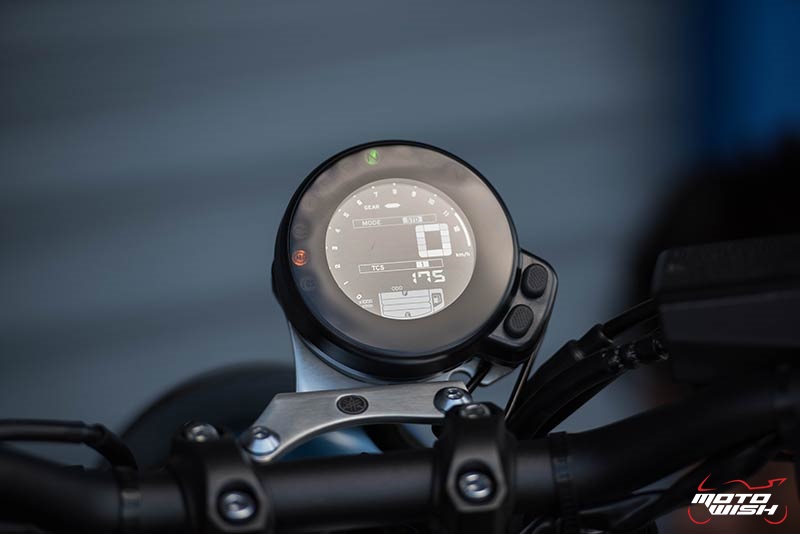 Review : Yamaha XSR900 เท่ห์บาดใจ เรทโทรไบค์ หัวใจสปอร์ต - “แต่ดูรวมๆ แล้วมีเสน่ห์เหลือเกิน ไม่ต้องมาเขิน ฉันพูดจริงๆ เธอมีเสน่ห์มากมาย จะน่ารักไปไหน อยากจะได้แอบอิง ยิ่งดูยิ่งมีเสน่ห์” แหม่!! อารมณ์ดีดี๊ มันใช่เลยกับความรู้สึกแบบนี้ รอคอยกันมาแรมปีกับของดีที่ Yamaha Riders' Club Thailand นำมาให้สาวกได้จับจองเป็นเจ้าของกันแล้ว สำหรับ Yamaha XSR 900 รถสปอร์ตคลาสสิคเรทโทร ทั้งชิค ทั้งไฮโซ เทคโนโลยีโก้ๆ และสมรรถนะเต็มคัน Motowish Yamaha XSR 900 19 - Review : Yamaha XSR900 เท่ห์บาดใจ เรทโทรไบค์ หัวใจสปอร์ต - “แต่ดูรวมๆ แล้วมีเสน่ห์เหลือเกิน ไม่ต้องมาเขิน ฉันพูดจริงๆ เธอมีเสน่ห์มากมาย จะน่ารักไปไหน อยากจะได้แอบอิง ยิ่งดูยิ่งมีเสน่ห์” แหม่!! อารมณ์ดีดี๊ มันใช่เลยกับความรู้สึกแบบนี้ รอคอยกันมาแรมปีกับของดีที่ Yamaha Riders' Club Thailand นำมาให้สาวกได้จับจองเป็นเจ้าของกันแล้ว สำหรับ Yamaha XSR 900 รถสปอร์ตคลาสสิคเรทโทร ทั้งชิค ทั้งไฮโซ เทคโนโลยีโก้ๆ และสมรรถนะเต็มคัน