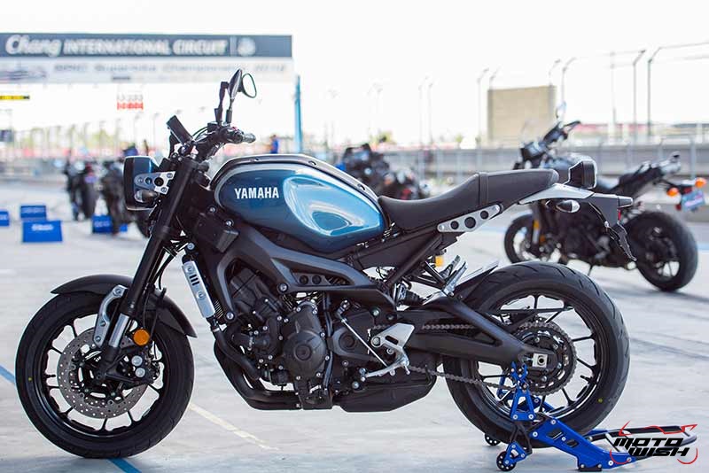 Review : Yamaha XSR900 เท่ห์บาดใจ เรทโทรไบค์ หัวใจสปอร์ต - “แต่ดูรวมๆ แล้วมีเสน่ห์เหลือเกิน ไม่ต้องมาเขิน ฉันพูดจริงๆ เธอมีเสน่ห์มากมาย จะน่ารักไปไหน อยากจะได้แอบอิง ยิ่งดูยิ่งมีเสน่ห์” แหม่!! อารมณ์ดีดี๊ มันใช่เลยกับความรู้สึกแบบนี้ รอคอยกันมาแรมปีกับของดีที่ Yamaha Riders' Club Thailand นำมาให้สาวกได้จับจองเป็นเจ้าของกันแล้ว สำหรับ Yamaha XSR 900 รถสปอร์ตคลาสสิคเรทโทร ทั้งชิค ทั้งไฮโซ เทคโนโลยีโก้ๆ และสมรรถนะเต็มคัน Motowish Yamaha XSR 900 27 - Review : Yamaha XSR900 เท่ห์บาดใจ เรทโทรไบค์ หัวใจสปอร์ต - “แต่ดูรวมๆ แล้วมีเสน่ห์เหลือเกิน ไม่ต้องมาเขิน ฉันพูดจริงๆ เธอมีเสน่ห์มากมาย จะน่ารักไปไหน อยากจะได้แอบอิง ยิ่งดูยิ่งมีเสน่ห์” แหม่!! อารมณ์ดีดี๊ มันใช่เลยกับความรู้สึกแบบนี้ รอคอยกันมาแรมปีกับของดีที่ Yamaha Riders' Club Thailand นำมาให้สาวกได้จับจองเป็นเจ้าของกันแล้ว สำหรับ Yamaha XSR 900 รถสปอร์ตคลาสสิคเรทโทร ทั้งชิค ทั้งไฮโซ เทคโนโลยีโก้ๆ และสมรรถนะเต็มคัน