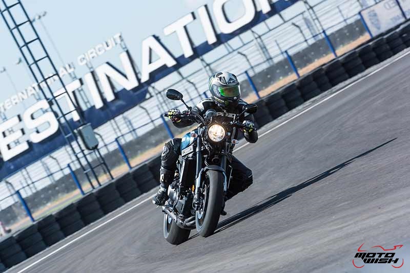 Review : Yamaha XSR900 เท่ห์บาดใจ เรทโทรไบค์ หัวใจสปอร์ต - “แต่ดูรวมๆ แล้วมีเสน่ห์เหลือเกิน ไม่ต้องมาเขิน ฉันพูดจริงๆ เธอมีเสน่ห์มากมาย จะน่ารักไปไหน อยากจะได้แอบอิง ยิ่งดูยิ่งมีเสน่ห์” แหม่!! อารมณ์ดีดี๊ มันใช่เลยกับความรู้สึกแบบนี้ รอคอยกันมาแรมปีกับของดีที่ Yamaha Riders' Club Thailand นำมาให้สาวกได้จับจองเป็นเจ้าของกันแล้ว สำหรับ Yamaha XSR 900 รถสปอร์ตคลาสสิคเรทโทร ทั้งชิค ทั้งไฮโซ เทคโนโลยีโก้ๆ และสมรรถนะเต็มคัน Motowish Yamaha XSR 900 3 - Review : Yamaha XSR900 เท่ห์บาดใจ เรทโทรไบค์ หัวใจสปอร์ต - “แต่ดูรวมๆ แล้วมีเสน่ห์เหลือเกิน ไม่ต้องมาเขิน ฉันพูดจริงๆ เธอมีเสน่ห์มากมาย จะน่ารักไปไหน อยากจะได้แอบอิง ยิ่งดูยิ่งมีเสน่ห์” แหม่!! อารมณ์ดีดี๊ มันใช่เลยกับความรู้สึกแบบนี้ รอคอยกันมาแรมปีกับของดีที่ Yamaha Riders' Club Thailand นำมาให้สาวกได้จับจองเป็นเจ้าของกันแล้ว สำหรับ Yamaha XSR 900 รถสปอร์ตคลาสสิคเรทโทร ทั้งชิค ทั้งไฮโซ เทคโนโลยีโก้ๆ และสมรรถนะเต็มคัน