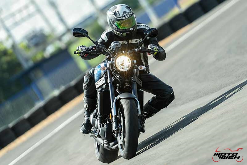 Review : Yamaha XSR900 เท่ห์บาดใจ เรทโทรไบค์ หัวใจสปอร์ต - “แต่ดูรวมๆ แล้วมีเสน่ห์เหลือเกิน ไม่ต้องมาเขิน ฉันพูดจริงๆ เธอมีเสน่ห์มากมาย จะน่ารักไปไหน อยากจะได้แอบอิง ยิ่งดูยิ่งมีเสน่ห์” แหม่!! อารมณ์ดีดี๊ มันใช่เลยกับความรู้สึกแบบนี้ รอคอยกันมาแรมปีกับของดีที่ Yamaha Riders' Club Thailand นำมาให้สาวกได้จับจองเป็นเจ้าของกันแล้ว สำหรับ Yamaha XSR 900 รถสปอร์ตคลาสสิคเรทโทร ทั้งชิค ทั้งไฮโซ เทคโนโลยีโก้ๆ และสมรรถนะเต็มคัน Motowish Yamaha XSR 900 4 - Review : Yamaha XSR900 เท่ห์บาดใจ เรทโทรไบค์ หัวใจสปอร์ต - “แต่ดูรวมๆ แล้วมีเสน่ห์เหลือเกิน ไม่ต้องมาเขิน ฉันพูดจริงๆ เธอมีเสน่ห์มากมาย จะน่ารักไปไหน อยากจะได้แอบอิง ยิ่งดูยิ่งมีเสน่ห์” แหม่!! อารมณ์ดีดี๊ มันใช่เลยกับความรู้สึกแบบนี้ รอคอยกันมาแรมปีกับของดีที่ Yamaha Riders' Club Thailand นำมาให้สาวกได้จับจองเป็นเจ้าของกันแล้ว สำหรับ Yamaha XSR 900 รถสปอร์ตคลาสสิคเรทโทร ทั้งชิค ทั้งไฮโซ เทคโนโลยีโก้ๆ และสมรรถนะเต็มคัน
