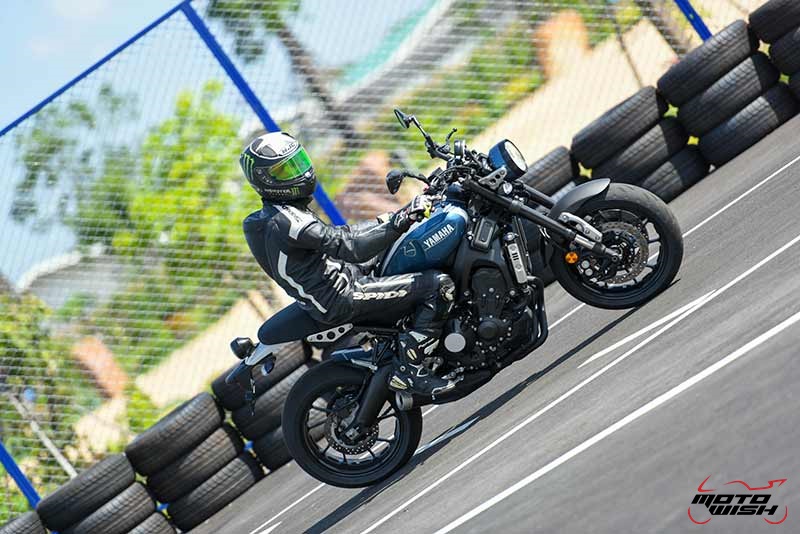 Review : Yamaha XSR900 เท่ห์บาดใจ เรทโทรไบค์ หัวใจสปอร์ต - “แต่ดูรวมๆ แล้วมีเสน่ห์เหลือเกิน ไม่ต้องมาเขิน ฉันพูดจริงๆ เธอมีเสน่ห์มากมาย จะน่ารักไปไหน อยากจะได้แอบอิง ยิ่งดูยิ่งมีเสน่ห์” แหม่!! อารมณ์ดีดี๊ มันใช่เลยกับความรู้สึกแบบนี้ รอคอยกันมาแรมปีกับของดีที่ Yamaha Riders' Club Thailand นำมาให้สาวกได้จับจองเป็นเจ้าของกันแล้ว สำหรับ Yamaha XSR 900 รถสปอร์ตคลาสสิคเรทโทร ทั้งชิค ทั้งไฮโซ เทคโนโลยีโก้ๆ และสมรรถนะเต็มคัน Motowish Yamaha XSR 900 5 - Review : Yamaha XSR900 เท่ห์บาดใจ เรทโทรไบค์ หัวใจสปอร์ต - “แต่ดูรวมๆ แล้วมีเสน่ห์เหลือเกิน ไม่ต้องมาเขิน ฉันพูดจริงๆ เธอมีเสน่ห์มากมาย จะน่ารักไปไหน อยากจะได้แอบอิง ยิ่งดูยิ่งมีเสน่ห์” แหม่!! อารมณ์ดีดี๊ มันใช่เลยกับความรู้สึกแบบนี้ รอคอยกันมาแรมปีกับของดีที่ Yamaha Riders' Club Thailand นำมาให้สาวกได้จับจองเป็นเจ้าของกันแล้ว สำหรับ Yamaha XSR 900 รถสปอร์ตคลาสสิคเรทโทร ทั้งชิค ทั้งไฮโซ เทคโนโลยีโก้ๆ และสมรรถนะเต็มคัน