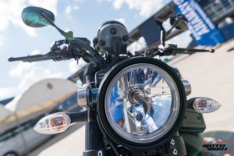Review : Yamaha XSR900 เท่ห์บาดใจ เรทโทรไบค์ หัวใจสปอร์ต - “แต่ดูรวมๆ แล้วมีเสน่ห์เหลือเกิน ไม่ต้องมาเขิน ฉันพูดจริงๆ เธอมีเสน่ห์มากมาย จะน่ารักไปไหน อยากจะได้แอบอิง ยิ่งดูยิ่งมีเสน่ห์” แหม่!! อารมณ์ดีดี๊ มันใช่เลยกับความรู้สึกแบบนี้ รอคอยกันมาแรมปีกับของดีที่ Yamaha Riders' Club Thailand นำมาให้สาวกได้จับจองเป็นเจ้าของกันแล้ว สำหรับ Yamaha XSR 900 รถสปอร์ตคลาสสิคเรทโทร ทั้งชิค ทั้งไฮโซ เทคโนโลยีโก้ๆ และสมรรถนะเต็มคัน Motowish Yamaha XSR 900 8 - Review : Yamaha XSR900 เท่ห์บาดใจ เรทโทรไบค์ หัวใจสปอร์ต - “แต่ดูรวมๆ แล้วมีเสน่ห์เหลือเกิน ไม่ต้องมาเขิน ฉันพูดจริงๆ เธอมีเสน่ห์มากมาย จะน่ารักไปไหน อยากจะได้แอบอิง ยิ่งดูยิ่งมีเสน่ห์” แหม่!! อารมณ์ดีดี๊ มันใช่เลยกับความรู้สึกแบบนี้ รอคอยกันมาแรมปีกับของดีที่ Yamaha Riders' Club Thailand นำมาให้สาวกได้จับจองเป็นเจ้าของกันแล้ว สำหรับ Yamaha XSR 900 รถสปอร์ตคลาสสิคเรทโทร ทั้งชิค ทั้งไฮโซ เทคโนโลยีโก้ๆ และสมรรถนะเต็มคัน