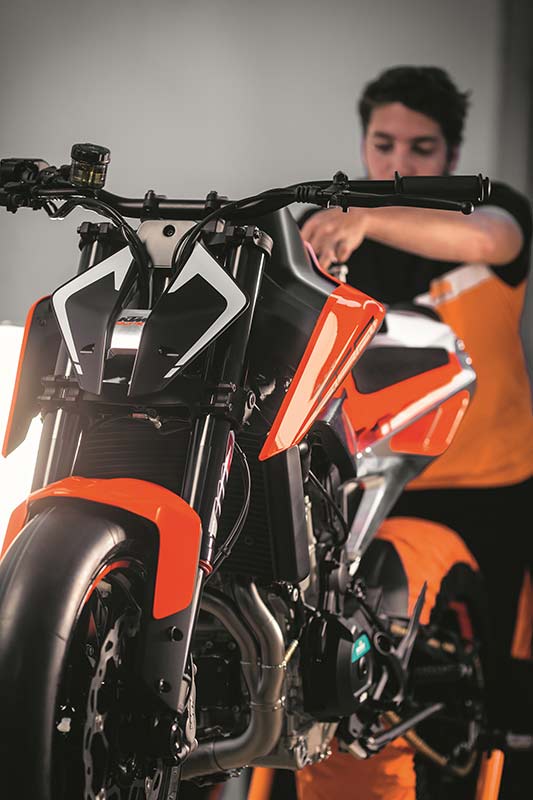 มันส์สุดๆ KTM 790 Duke Prototype ขี่โชว์พริ้วในสนาม | MOTOWISH 106