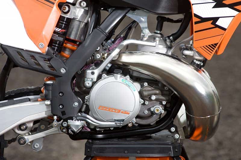 KTM เผยเครื่องยนต์หัวฉีด 2 จังหวะรุ่นใหม่ เตรียมใส่ประจำการในรถเอ็นดูโร่ ปี 2018 | MOTOWISH 57