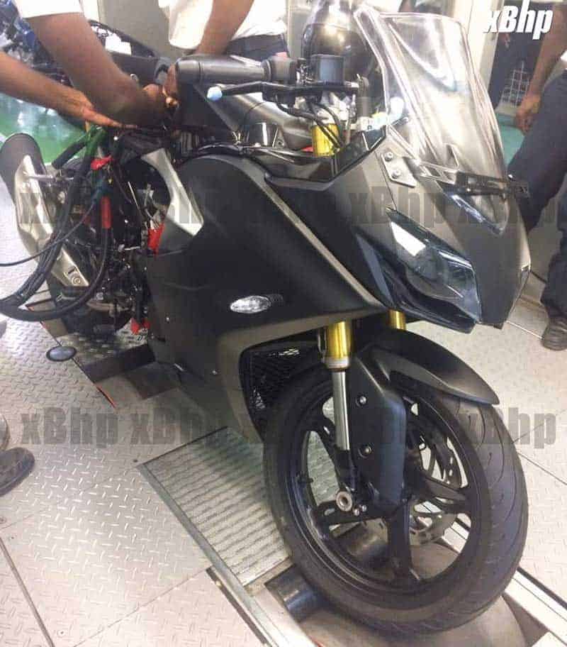 ใกล้ถึงเวลาอาละวาด TVS Akula (BMW S310RR) ถูกจับภาพได้ระหว่างการทดสอบบนไดโน่ | MOTOWISH 93