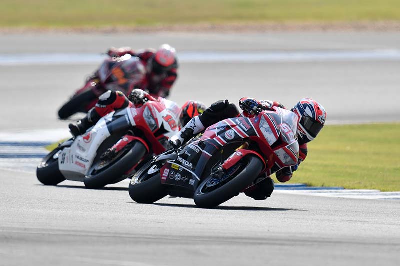 ARRC Race 1 นักบิด "เอ.พี.ฮอนด้า" เก็บแต้มโฮมเรซถ้วนหน้า มอบเป็นของขวัญวันเกิดให้ผู้ช่วยโค้ช "ฟิล์ม" รัฐภาคย์ ที่บุรีรัมย์ | MOTOWISH 87