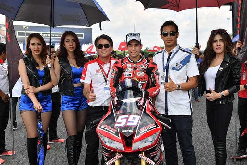 ARRC Race 1 นักบิด "เอ.พี.ฮอนด้า" เก็บแต้มโฮมเรซถ้วนหน้า มอบเป็นของขวัญวันเกิดให้ผู้ช่วยโค้ช "ฟิล์ม" รัฐภาคย์ ที่บุรีรัมย์ | MOTOWISH 88