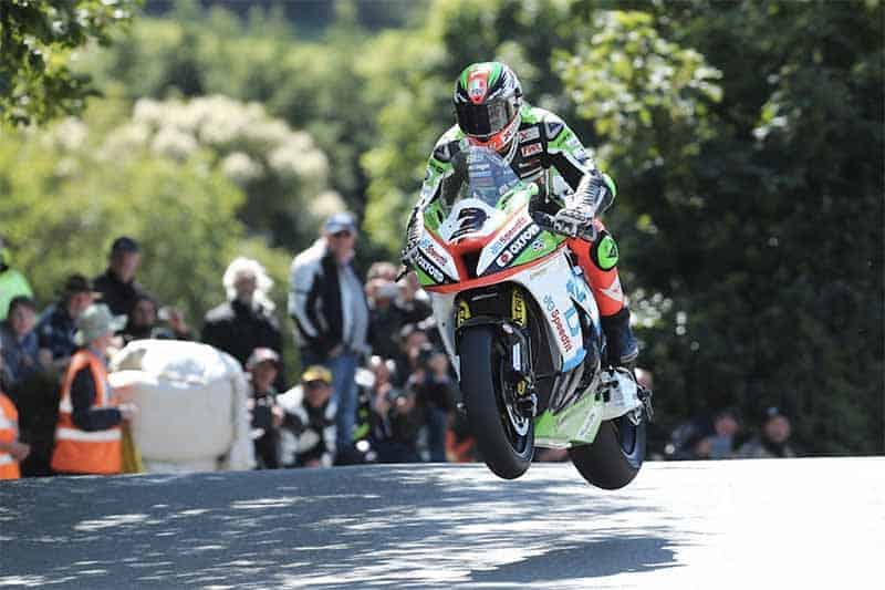 5 คลิปช็อตเด็ด!!! ชมความหฤโหดของการแข่งขัน Isle of Man TT 2017 สนามล่าสุด วัดใจตายเป็นตาย!!! | MOTOWISH 113