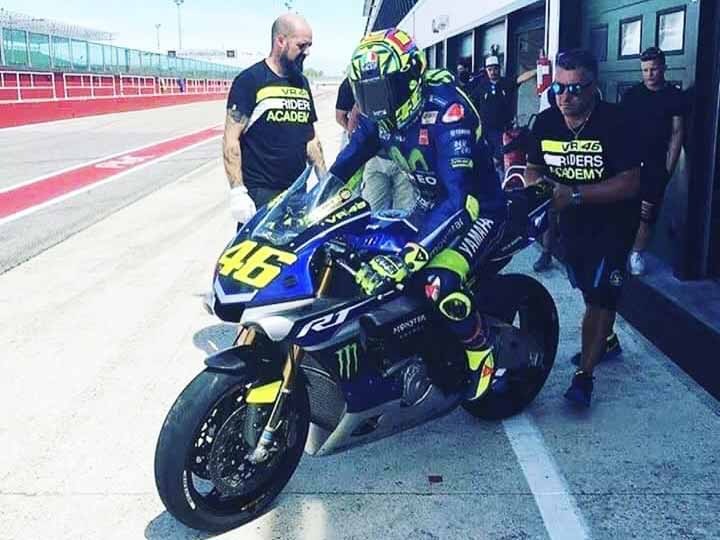“Rossi หวดลืมหัก” โชว์สเต็ป 18 ลงลั่นแทรคอีกครั้ง ด้วยรถทดสอบ Yamaha YZF-R1M | MOTOWISH 122