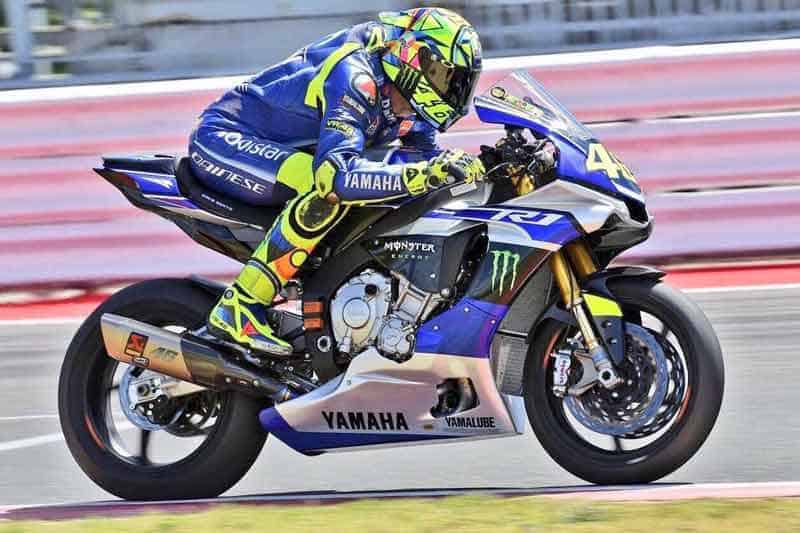 “Rossi หวดลืมหัก” โชว์สเต็ป 18 ลงลั่นแทรคอีกครั้ง ด้วยรถทดสอบ Yamaha YZF-R1M | MOTOWISH 123