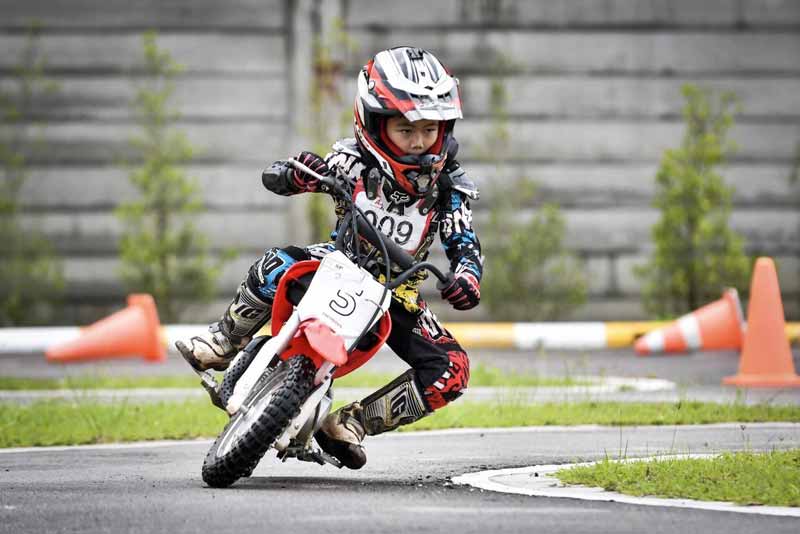 ประกาศผล "7 ดาวรุ่ง" นักบิดล่าฝัน A.P. Honda Academy สนามที่ 2 จ.เชียงใหม่ - "ประกาศผล นักบิดดาวรุ่ง" โครงการ เอ.พี.ฮอนด้า อะคาเดมี (A.P. Honda Academy) โปรเจกต์ที่เพิ่งเกิดขึ้นครั้งแรกในเมืองไทย กับการเฟ้นหาดาวรุ่งดวงใหม่ เพื่อเข้าร่วมโปรแกรมพัฒนาสู่การเป็นนักแข่งมืออาชีพ ก่อนปลุกปั้นลงชิงชัยในรายการแข่งขันระดับโลกต่อไป โดยการสนับสนุนจาก บริษัท เอ.พี. ฮอนด้า จำกัด MotoWish AP Honda Academy 2017 Round 2 chiangmai 35 - ประกาศผล "7 ดาวรุ่ง" นักบิดล่าฝัน A.P. Honda Academy สนามที่ 2 จ.เชียงใหม่ - "ประกาศผล นักบิดดาวรุ่ง" โครงการ เอ.พี.ฮอนด้า อะคาเดมี (A.P. Honda Academy) โปรเจกต์ที่เพิ่งเกิดขึ้นครั้งแรกในเมืองไทย กับการเฟ้นหาดาวรุ่งดวงใหม่ เพื่อเข้าร่วมโปรแกรมพัฒนาสู่การเป็นนักแข่งมืออาชีพ ก่อนปลุกปั้นลงชิงชัยในรายการแข่งขันระดับโลกต่อไป โดยการสนับสนุนจาก บริษัท เอ.พี. ฮอนด้า จำกัด