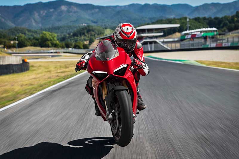 Ducati Panigale V4 เปิดตัวเต็มคัน บิดมันส์เต็มสูบ | MOTOWISH 40