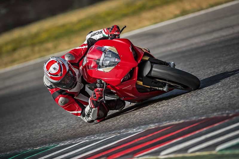 Ducati Panigale V4 เปิดตัวเต็มคัน บิดมันส์เต็มสูบ | MOTOWISH 39