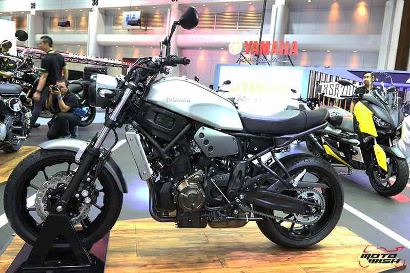 Yamaha เปิดตัวบิ๊กไบค์ใหม่ 2 รุ่น SCR950, XSR700 พร้อม M-SLAZ Limited Edition และ AEROX 155 สีใหม่ (Motor Expo 2017) - ยามาฮ่าปลุกกระแสแห่งความเร้าใจครั้งใหม่ด้วยบูธแสดงภายใต้แนวคิด “Yamaha Riders’ Community” ยกทัพรถจักรยานยนต์หลากหลายรุ่นครบซีรีย์ให้สาวกยามาฮ่าได้สัมผัสกันอย่างเต็มพิกัด พร้อมดึง Johann Zarco MotoWish Motor Expo 2017 Yamaha XSR700 Price 1 - Yamaha เปิดตัวบิ๊กไบค์ใหม่ 2 รุ่น SCR950, XSR700 พร้อม M-SLAZ Limited Edition และ AEROX 155 สีใหม่ (Motor Expo 2017) - ยามาฮ่าปลุกกระแสแห่งความเร้าใจครั้งใหม่ด้วยบูธแสดงภายใต้แนวคิด “Yamaha Riders’ Community” ยกทัพรถจักรยานยนต์หลากหลายรุ่นครบซีรีย์ให้สาวกยามาฮ่าได้สัมผัสกันอย่างเต็มพิกัด พร้อมดึง Johann Zarco