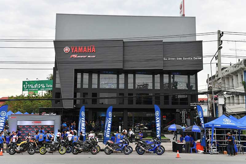 Yamaha รุกตลาดบิ๊กไบค์ภาคกลาง ทุ่มงบกว่า 50 ล้านเปิดโชว์รูม “ยามาฮ่า ไรเดอร์ส คลับ นครสวรรค์” - นายประพันธ์ พลธนะวสิทธิ์ (คนกลาง) รองประธานกรรมการบริหาร พร้อมด้วยผู้บริหารระดับสูง บริษัท ไทยยามาฮ่ามอเตอร์ จำกัด และนายสมเกียรติ อรุณวรากรณ์ (คนที่ 4 จากซ้าย) กรรมการผู้จัดการ บริษัท ส.อรุณ เซลส์เซอร์วิสเซ็นเตอร์ จำกัด ร่วมทำพิธีเปิดโชว์รูม Yamaha Riders' club Nakhonsawan โดย ส.อรุณ เซลส์เซอร์วิสเซ็นเตอร์ Yamaha Riders’ club Nakornsawan - Yamaha รุกตลาดบิ๊กไบค์ภาคกลาง ทุ่มงบกว่า 50 ล้านเปิดโชว์รูม “ยามาฮ่า ไรเดอร์ส คลับ นครสวรรค์” - นายประพันธ์ พลธนะวสิทธิ์ (คนกลาง) รองประธานกรรมการบริหาร พร้อมด้วยผู้บริหารระดับสูง บริษัท ไทยยามาฮ่ามอเตอร์ จำกัด และนายสมเกียรติ อรุณวรากรณ์ (คนที่ 4 จากซ้าย) กรรมการผู้จัดการ บริษัท ส.อรุณ เซลส์เซอร์วิสเซ็นเตอร์ จำกัด ร่วมทำพิธีเปิดโชว์รูม Yamaha Riders' club Nakhonsawan โดย ส.อรุณ เซลส์เซอร์วิสเซ็นเตอร์