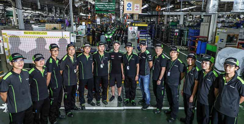 แชมป์โลก 3 สมัย โจนาธาน เรีย เยี่ยมชมโรงงานผลิตรถ New Ninja 400 รุ่นใหม่ล่าสุด | MOTOWISH 49