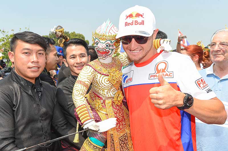 "นักแข่งโมโตจีพี" ปลื้มความงามวัดไทย “บิ๊กตู่” เปิดทำเนียบต้อนรับ มั่นใจ “โมโตจีพีไทยแลนด์” ช่วยยกระดับความสัมพันธ์ระหว่างประเทศ | MOTOWISH 53