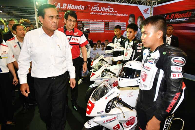 นายกรัฐมนตรี ประยุทธ์ จันทร์โอชา เยี่ยมพิทแข่งทีม เอ.พี.ฮอนด้า "ชม Honda RC213V-S 8.7 ล้านบาท" | MOTOWISH 1