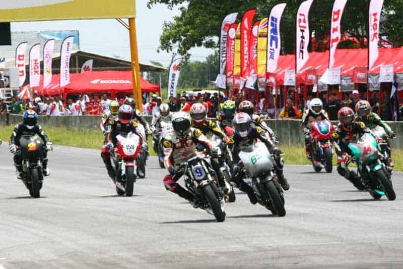 APRC 2018 สนามแรกบู๊สนั่นแทร็ก เปิดซิงรุ่นแข่งใหม่ CB คาเฟ่เรซเซอร์ หล่อแรงเต็มพิกัด | MOTOWISH 2