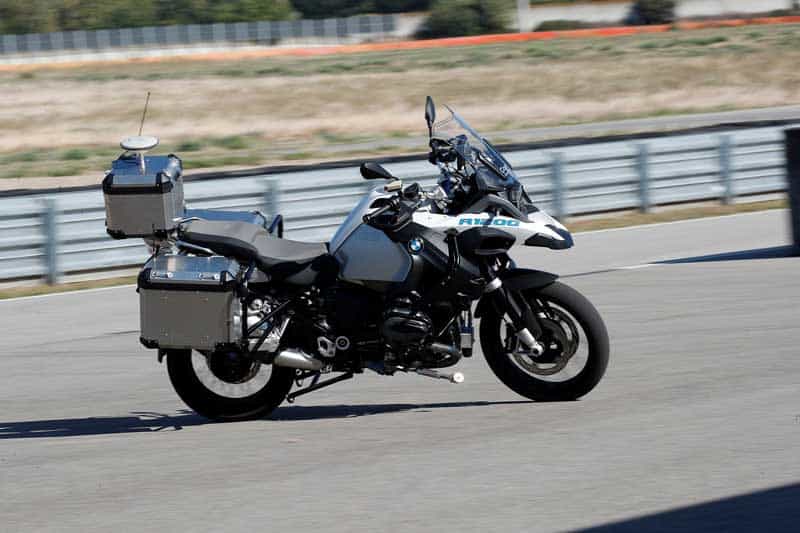 BMW ทดสอบเทคโนโลยีไร้คนขี่ และการป้องกันอุบัติเหตุกับรุ่น R1200GS | MOTOWISH 4