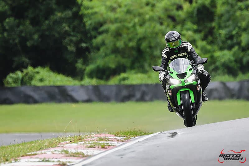 รีวิว Kawasaki Ninja ZX-6R 2019 #DNA จากสนามแข่ง สู่ความเร้าใจบนท้องถนน | MOTOWISH 55