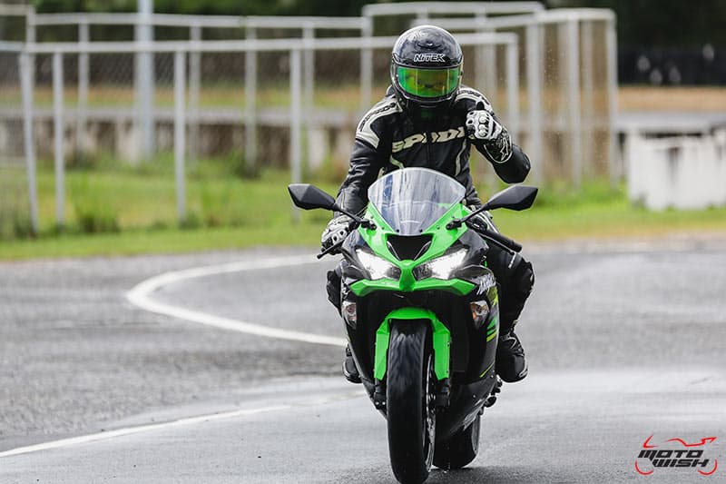 รีวิว Kawasaki Ninja ZX-6R 2019 #DNA จากสนามแข่ง สู่ความเร้าใจบนท้องถนน | MOTOWISH 54