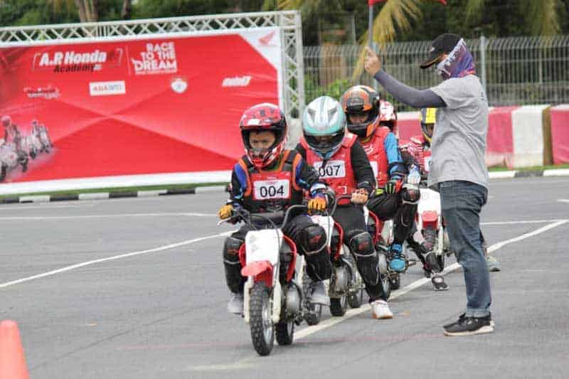 4 นักบิดรุ่นจิ๋วแดนใต้ฝ่าด่านแรก โครงการบิดล่าฝันปี 2 Race To The Dream | MOTOWISH 5