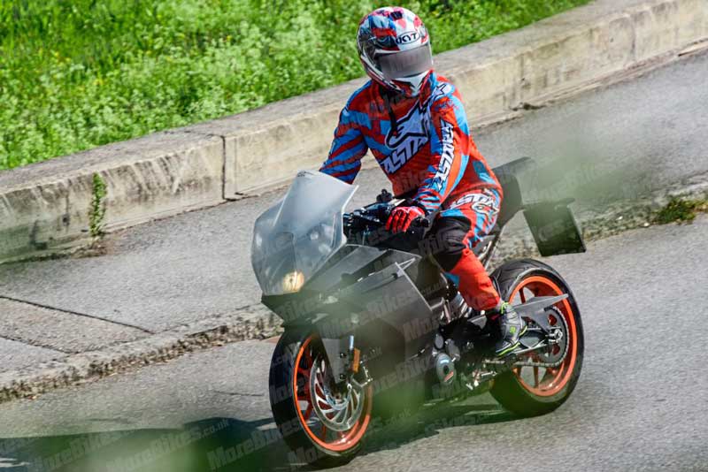 หลุดภาพทดสอบรถจักรยานยนต์ที่คาดว่าจะเป็น KTM RC390 รุ่นใหม่ | MOTOWISH 2