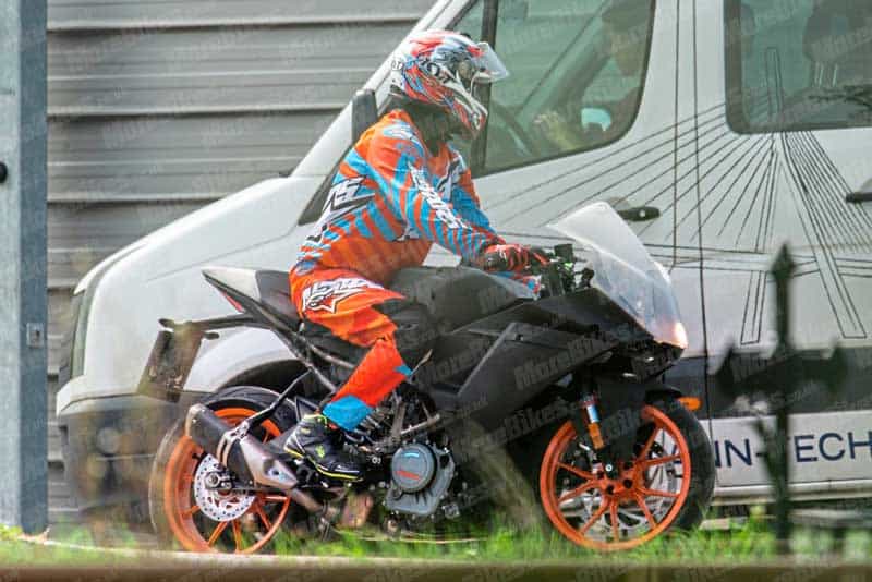 หลุดภาพทดสอบรถจักรยานยนต์ที่คาดว่าจะเป็น KTM RC390 รุ่นใหม่ | MOTOWISH 3