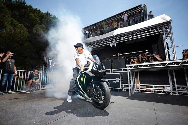 “ฟรานโก้ โมบิเดลี่” ออกปากชวน “ลูอิส แฮมิลตัน” ยอดนักแข่ง F1 ลองขี่รถ MotoGP | MOTOWISH 2