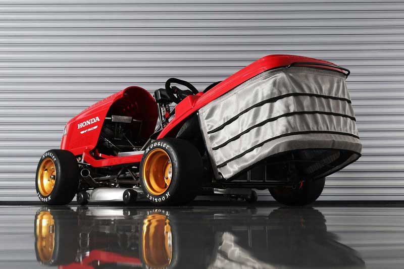 รถตัดหญ้า Honda Mean Mower V2 ยัดเครื่อง CBR1000RR วิ่งหญ้ากระจุยกว่า 240 กม./ชม. | MOTOWISH 3