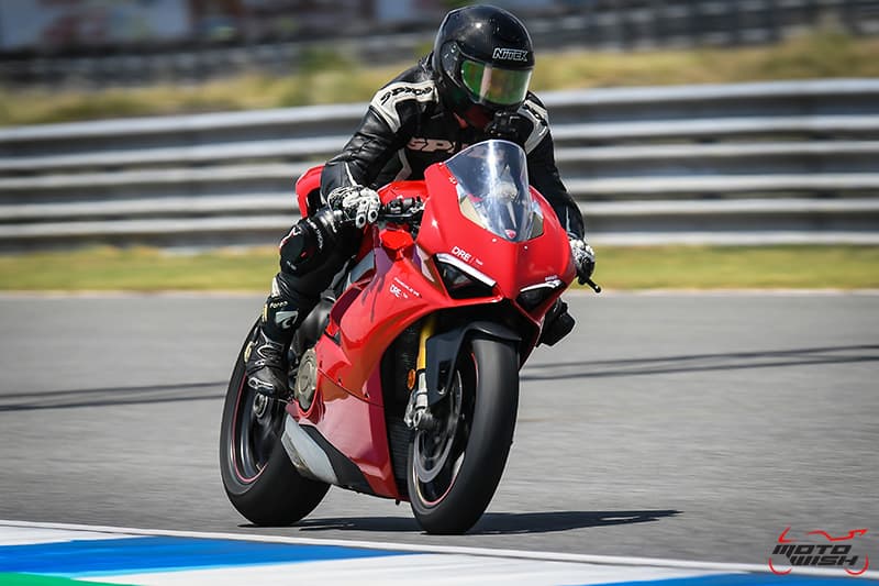 รีวิว Ducati Panigale V4S Full Race 226 แรงม้า "King of Superbikes" รถสปอร์ตที่ดีที่สุดแห่งปี | MOTOWISH 26