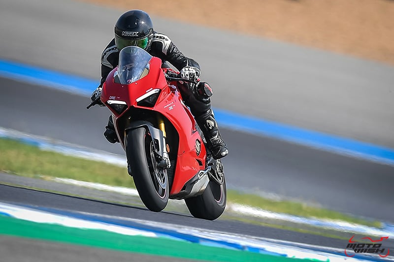 รีวิว Ducati Panigale V4S Full Race 226 แรงม้า "King of Superbikes" รถสปอร์ตที่ดีที่สุดแห่งปี | MOTOWISH 27