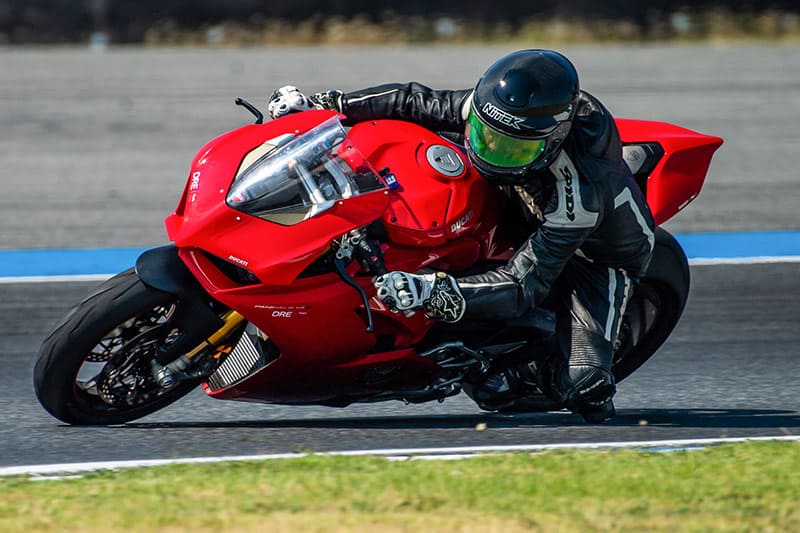 รีวิว Ducati Panigale V4S Full Race 226 แรงม้า "King of Superbikes" รถสปอร์ตที่ดีที่สุดแห่งปี | MOTOWISH 22