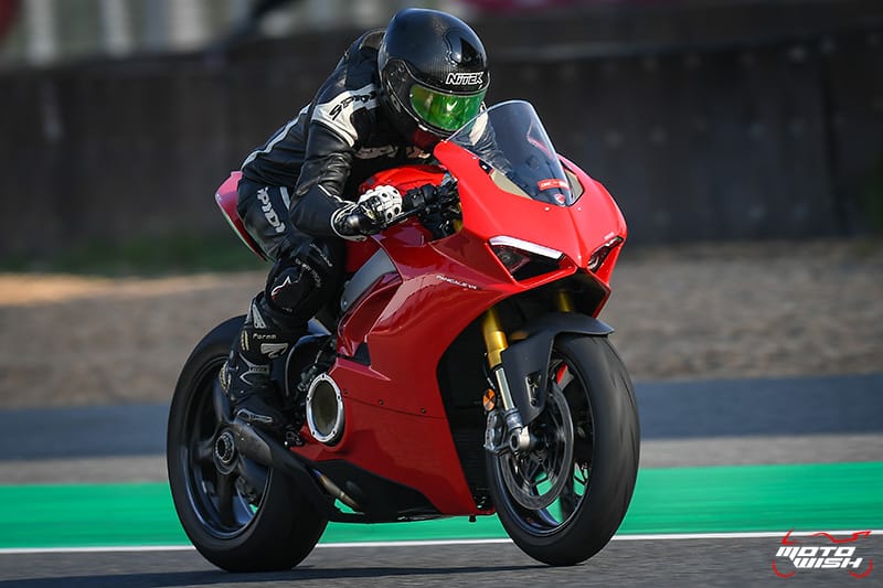 รีวิว Ducati Panigale V4S Full Race 226 แรงม้า "King of Superbikes" รถสปอร์ตที่ดีที่สุดแห่งปี | MOTOWISH 25