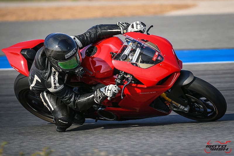 รีวิว Ducati Panigale V4S Full Race 226 แรงม้า "King of Superbikes" รถสปอร์ตที่ดีที่สุดแห่งปี | MOTOWISH 29