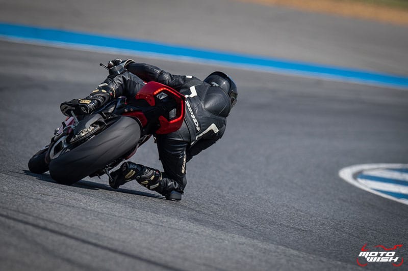 รีวิว Ducati Panigale V4S Full Race 226 แรงม้า "King of Superbikes" รถสปอร์ตที่ดีที่สุดแห่งปี | MOTOWISH 30