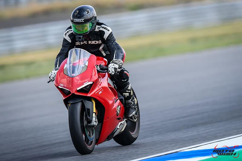 รีวิว Ducati Panigale V4S Full Race 226 แรงม้า "King of Superbikes" รถสปอร์ตที่ดีที่สุดแห่งปี | MOTOWISH 32