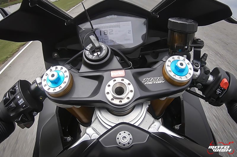 รีวิว Aprilia RSV4 1100 Factory 217 แรงม้า เบากว่าที่เคย รุนแรงกว่าที่ผ่านมา ติดปีกคาร์บอนพร้อมบิน | MOTOWISH 16